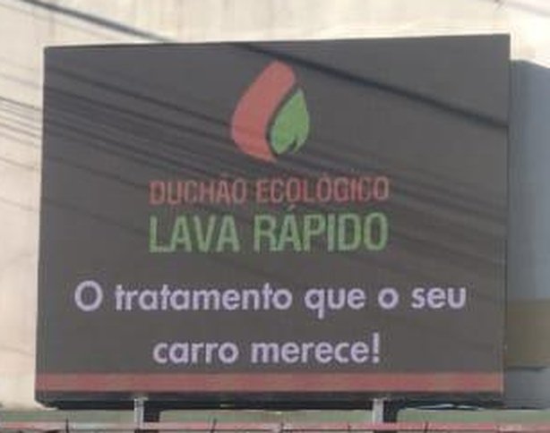 Telão exibindo anúncio de cliente